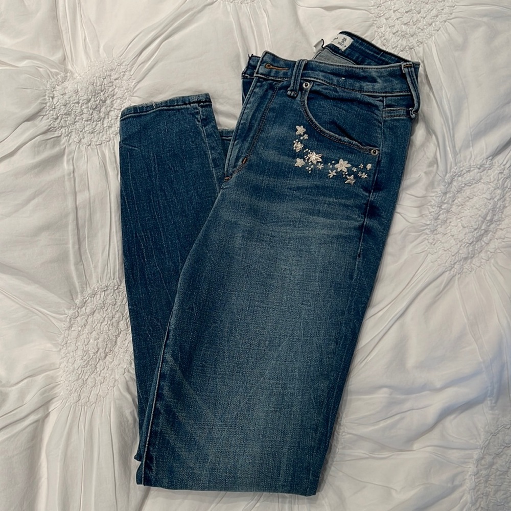 Abercrombie super skinny ankle high rise with star detail. Size 26.